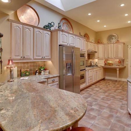Beautiful Central Fayetteville Townhome With Views! Kültér fotó
